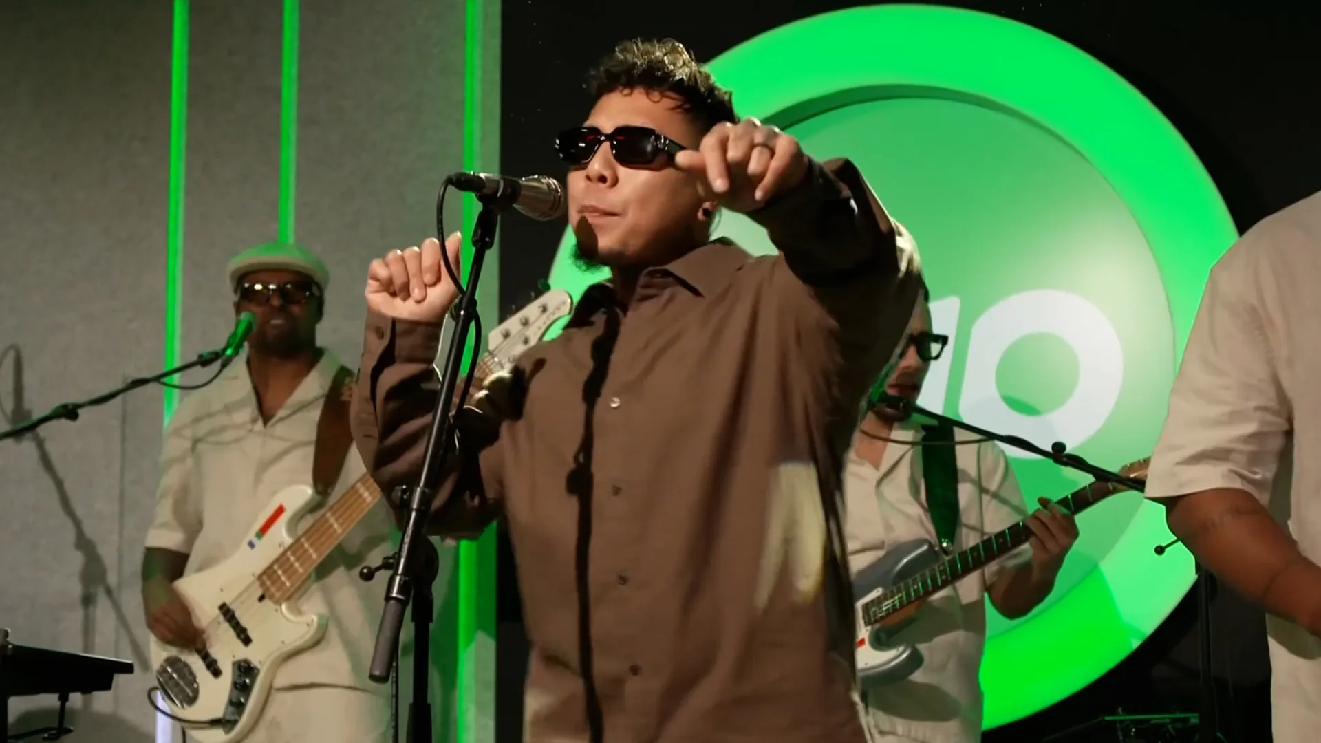 Treasure bouwt een feestje in de studio met Bruno Mars covers