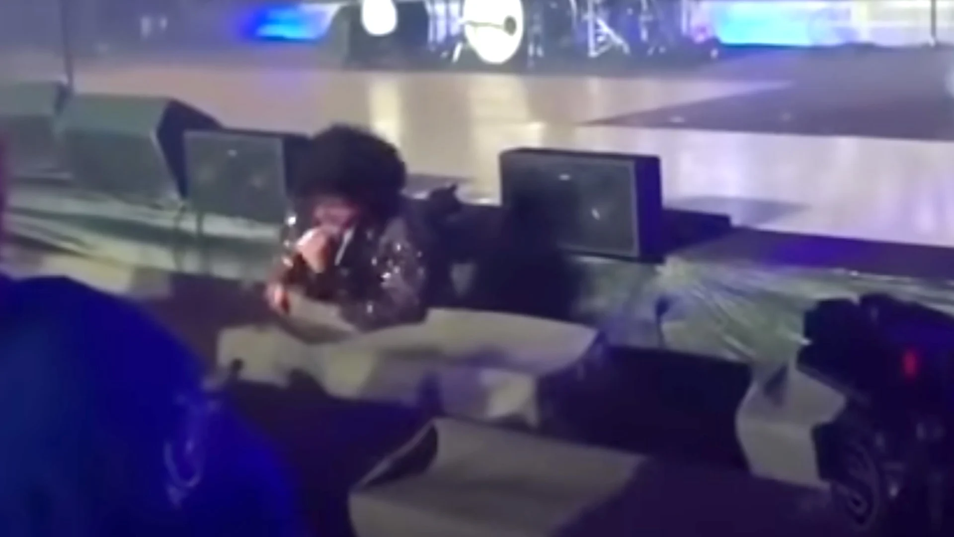 Prince-imitator valt op hilarische manier van het podium