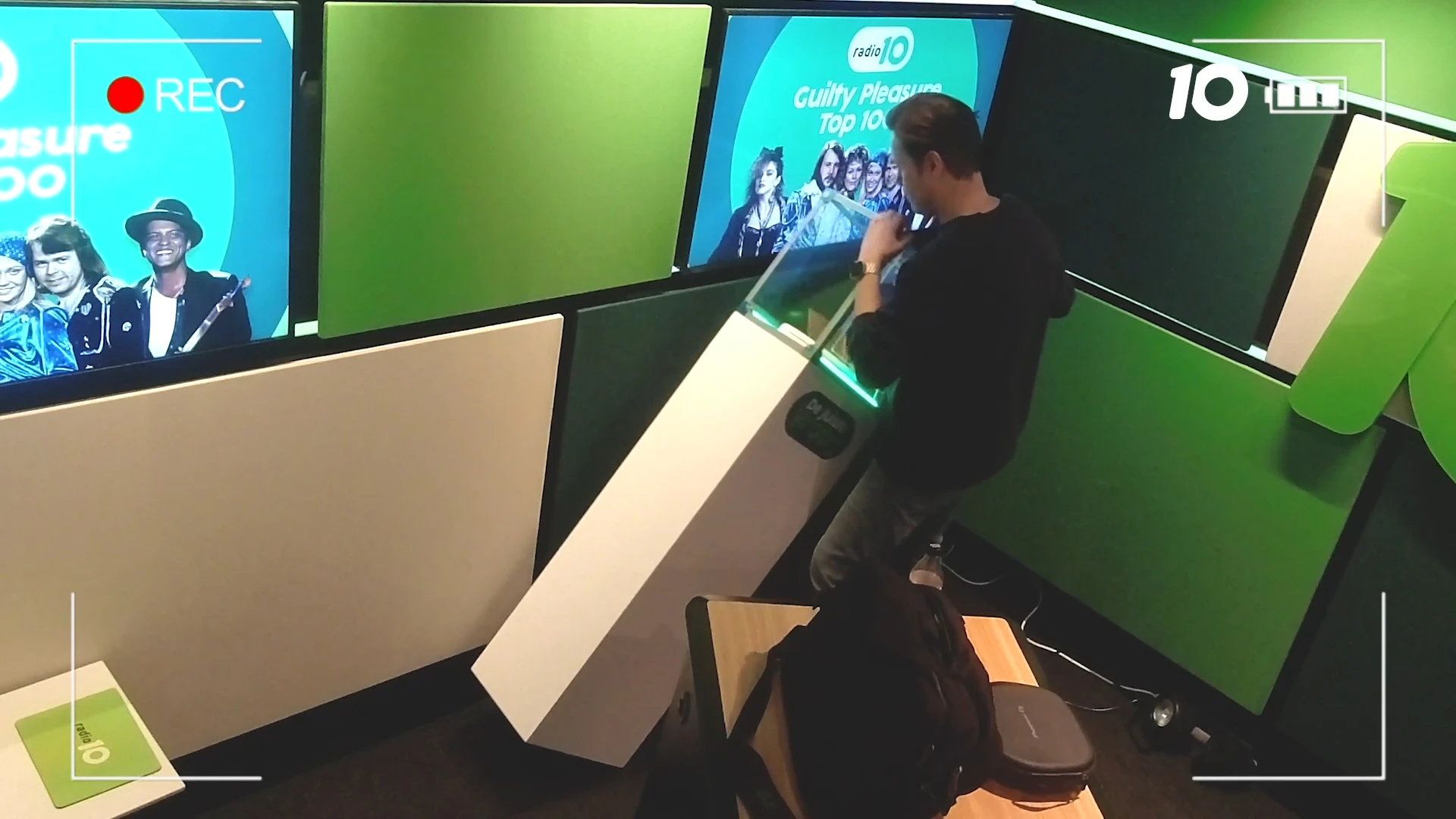 Radio 10-dj's doen er alles aan om de kluis van De Juiste Vraag te kraken!