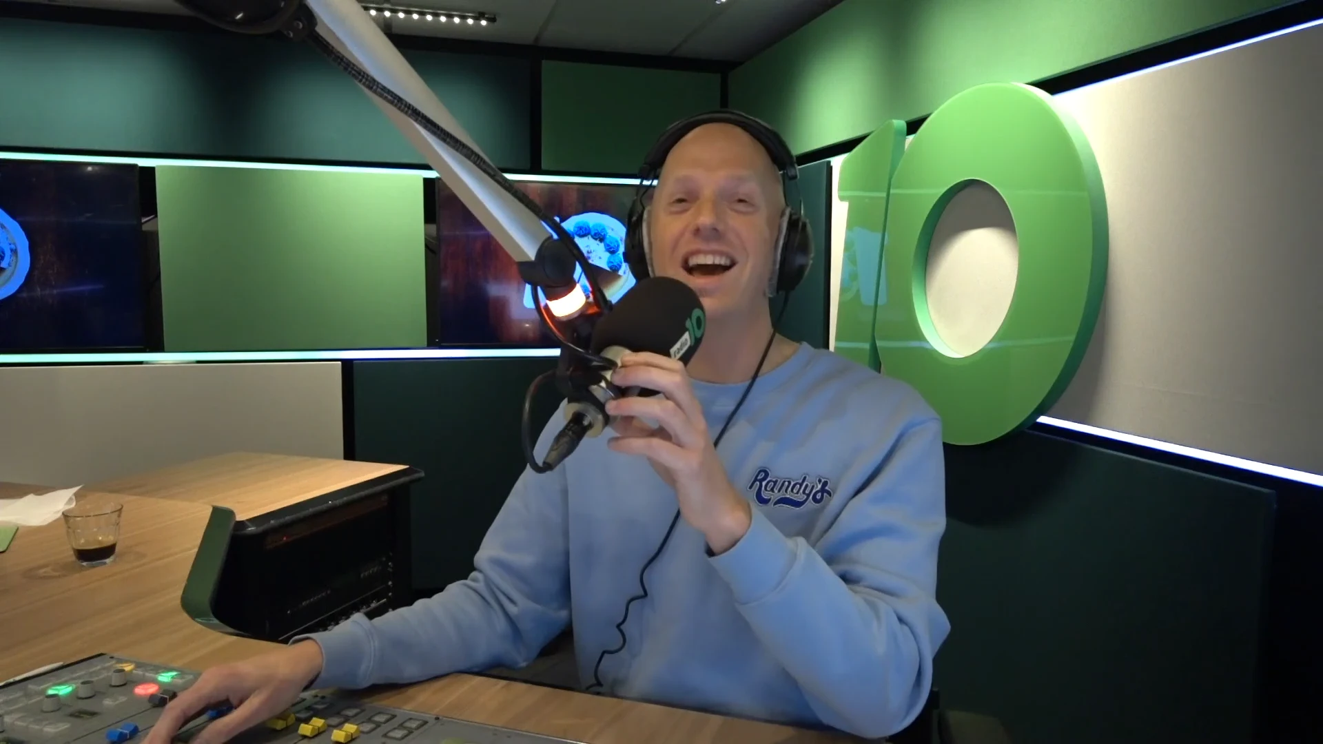 Meier voor een Moppie: Lachend rijk worden met jouw beste mop in De Radio 10 Ochtendshow!