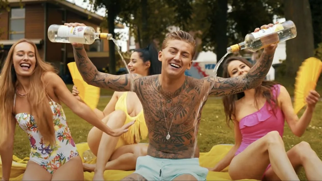 Waarom zingt de Leidse Mart Hoogkamer Ik Ga Zwemmen in het plat Amsterdams?