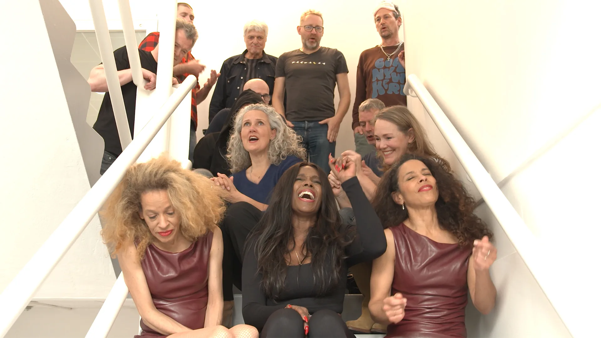 Donna’s Hot Stuff verovert ons trappenhuis met Enough Is Enough