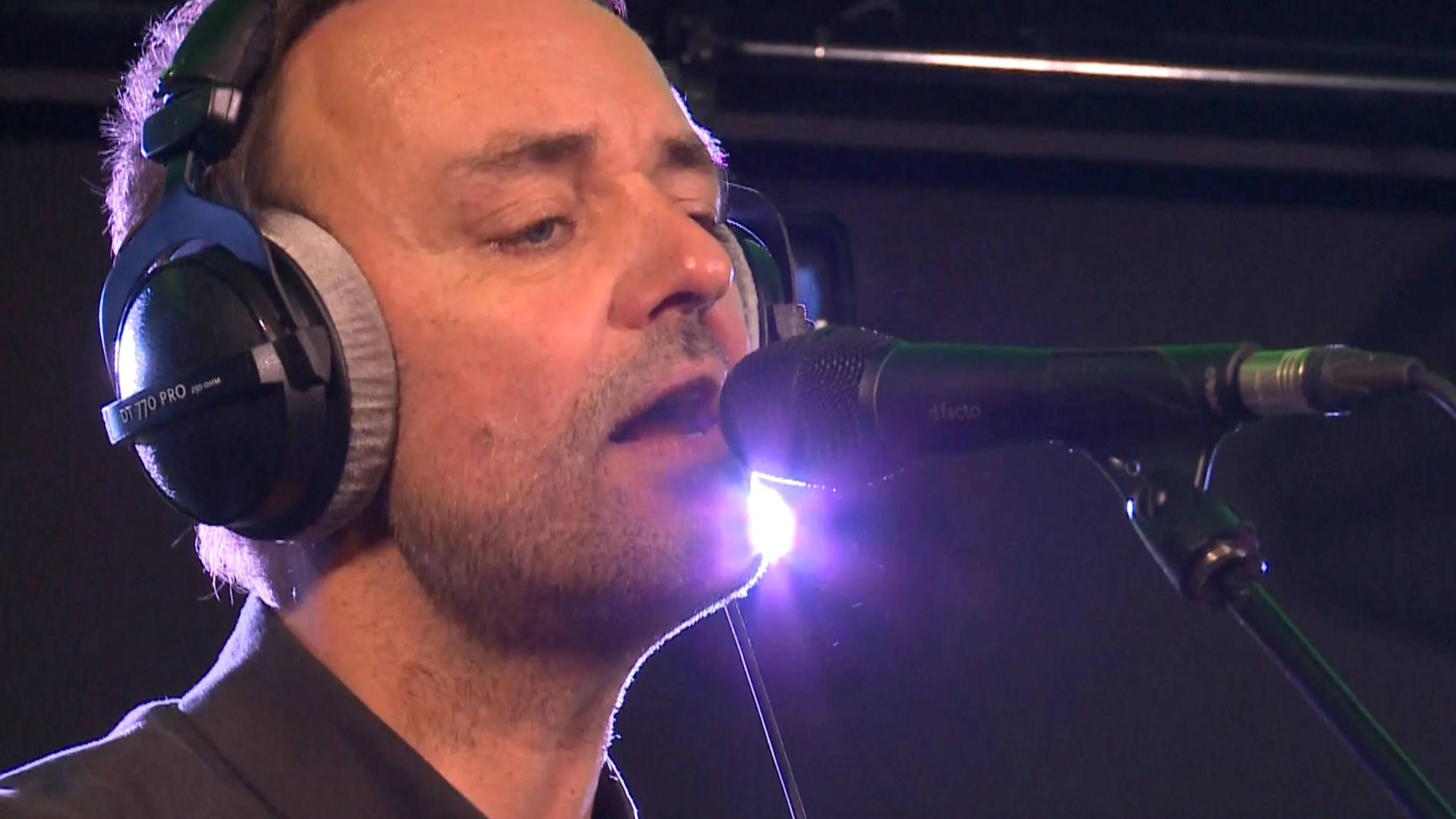 Niels Geusebroek speelt de sky full of stars van de hemel