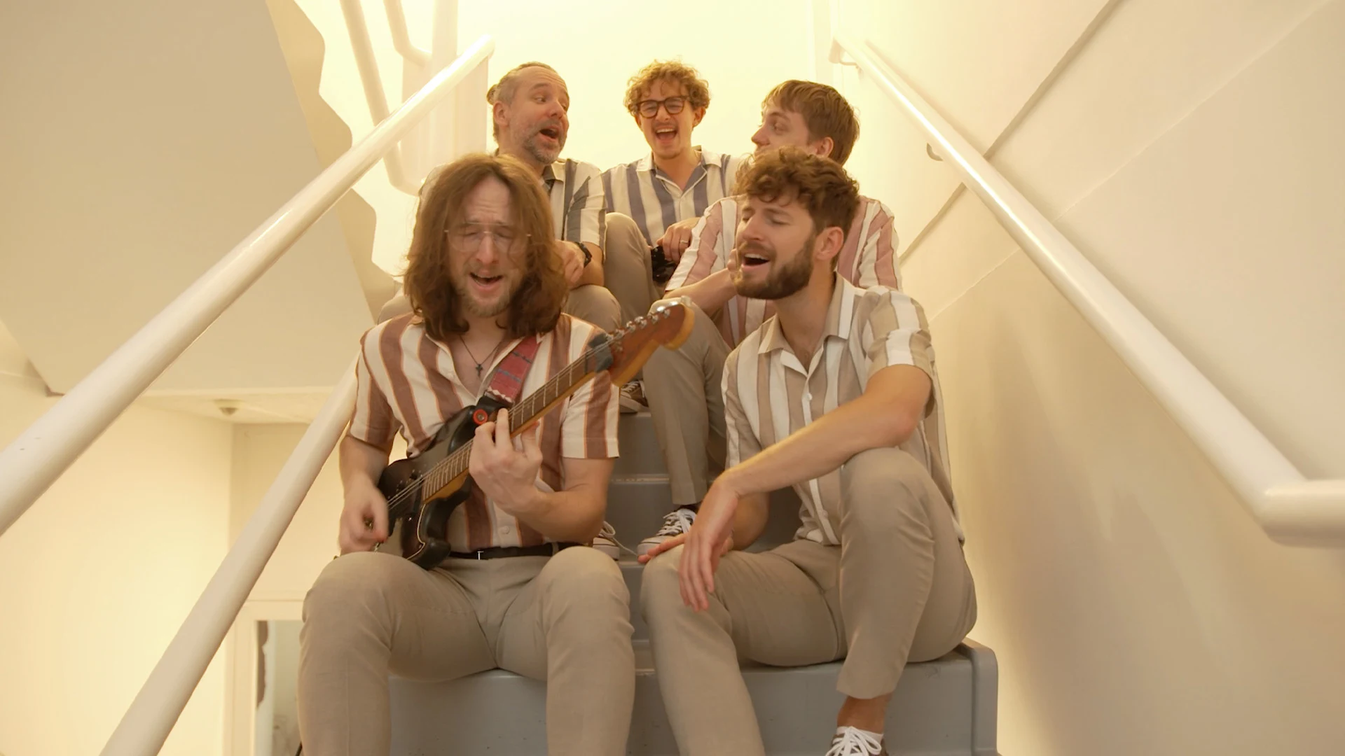 Tributeband Beach Boys' Best speelt twee geweldige hits in ons trappenhuis