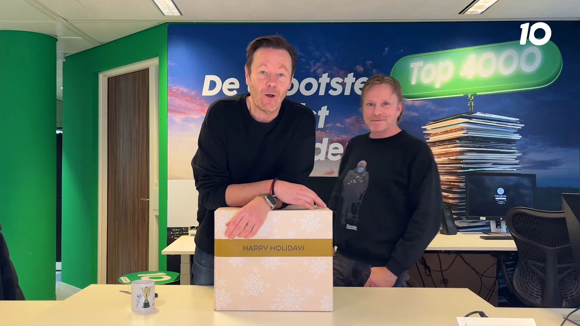 Gijs en Matijn pakken het Radio 10 Kerstpakket uit!