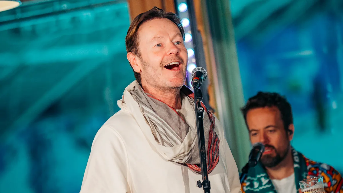 Gijs laat zijn zangkunsten zien tijdens de Dag van 10