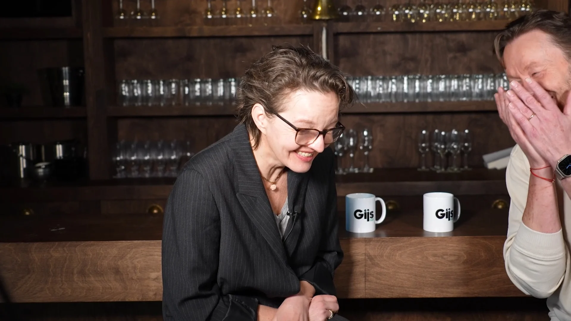 'Babbelaar' Gijs Staverman krijgt cursus comedy van Sanne Wallis de Vries!