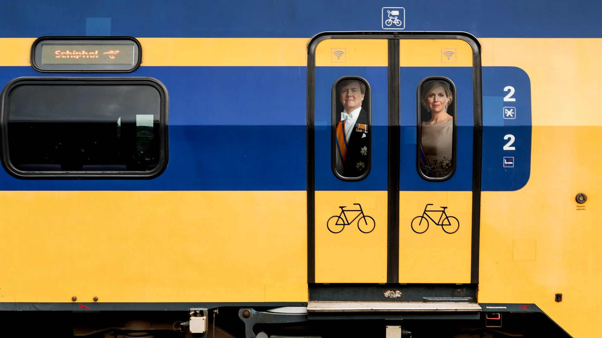 Hilarisch: koningspaar zingt in de trein!