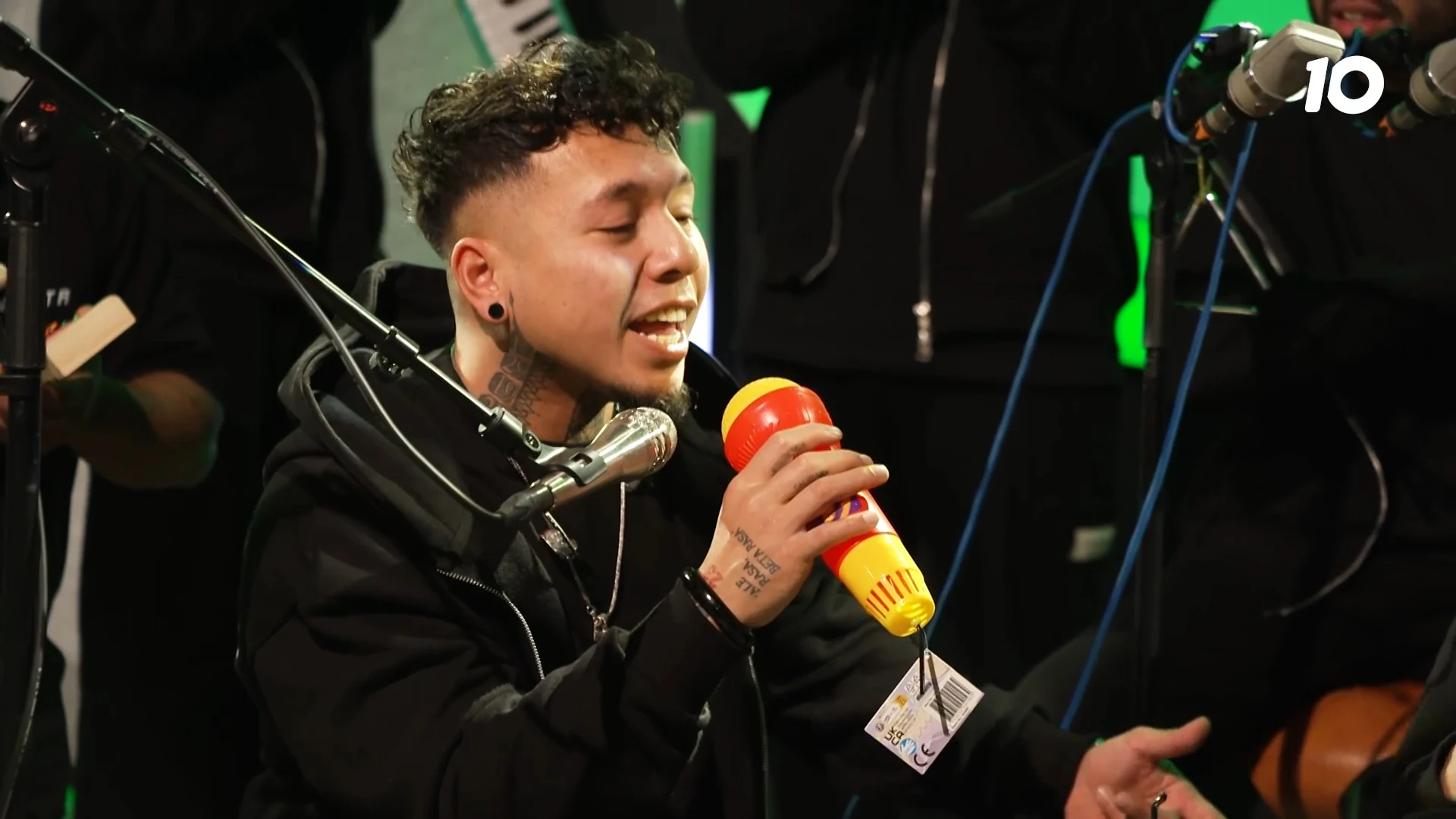 Treasure speelt The Lazy Song op speelgoedinstrumenten!