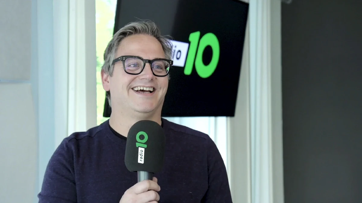 Guus Meeuwis is de derde Lach van 10!