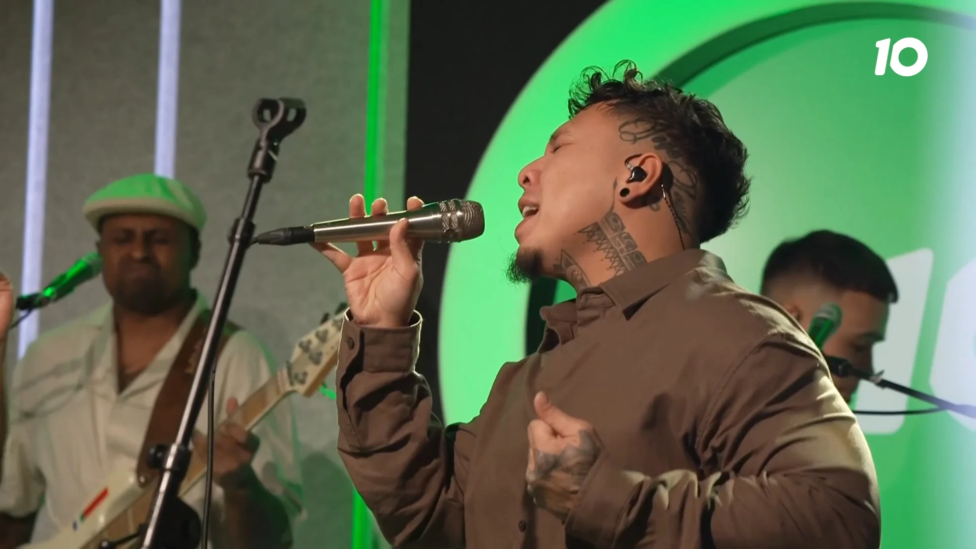 Tributeband Treasure bouwt een feestje in de studio met Locked Out Of Heaven