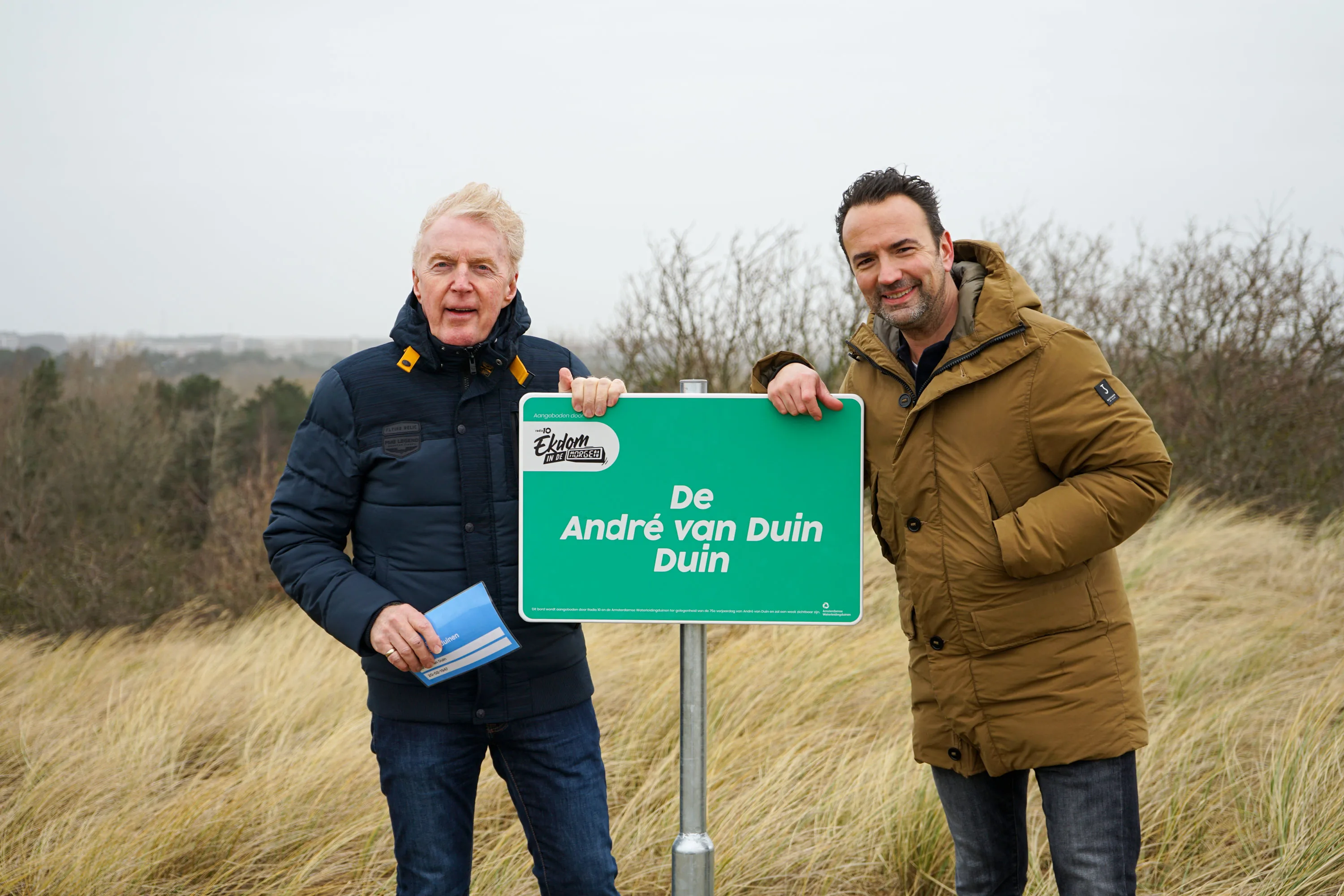 Gerard Ekdom geeft André van Duin een eigen duin voor zijn 75e verjaardag