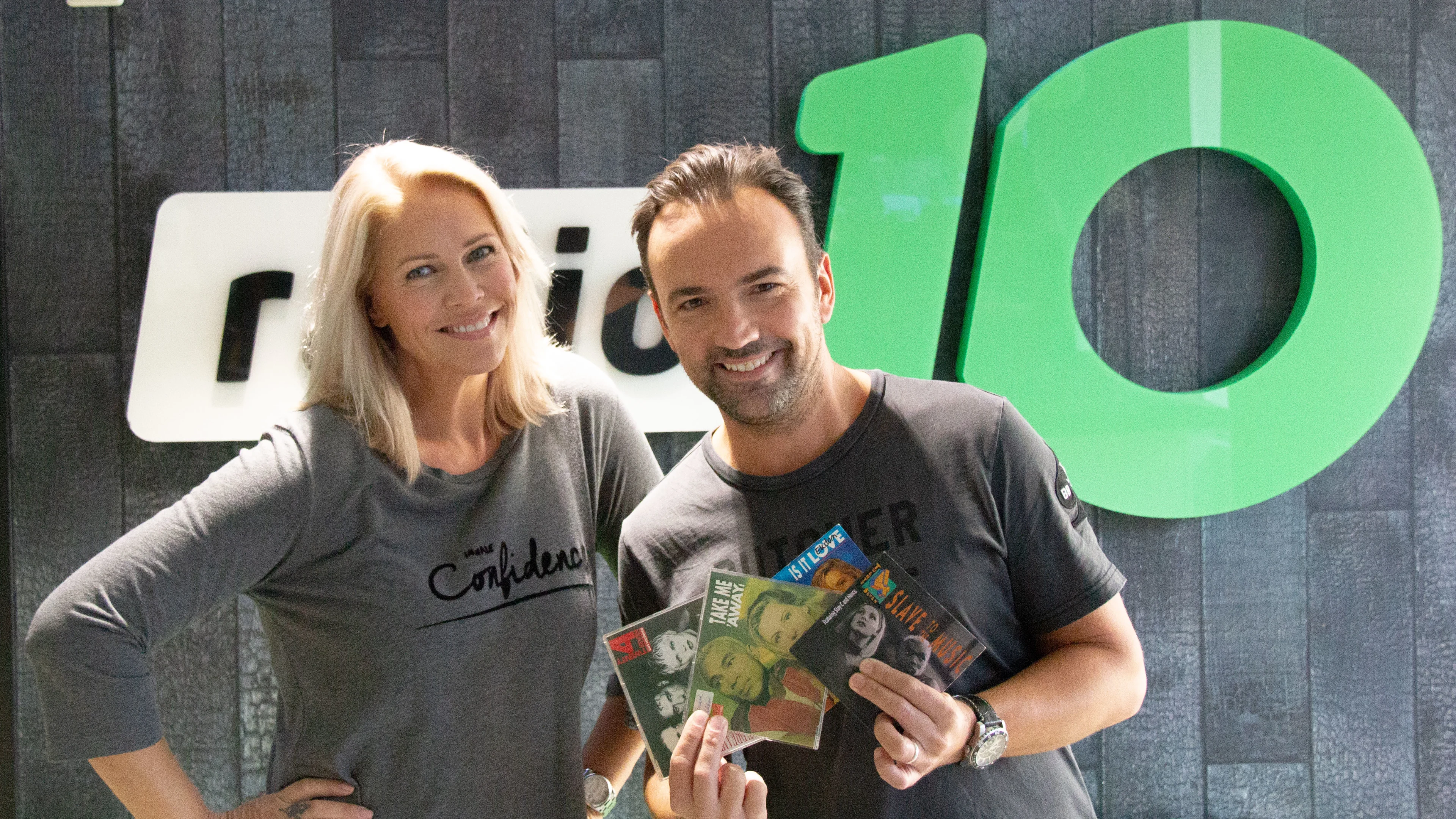 Nance en Gerard doen live Slave To The Music