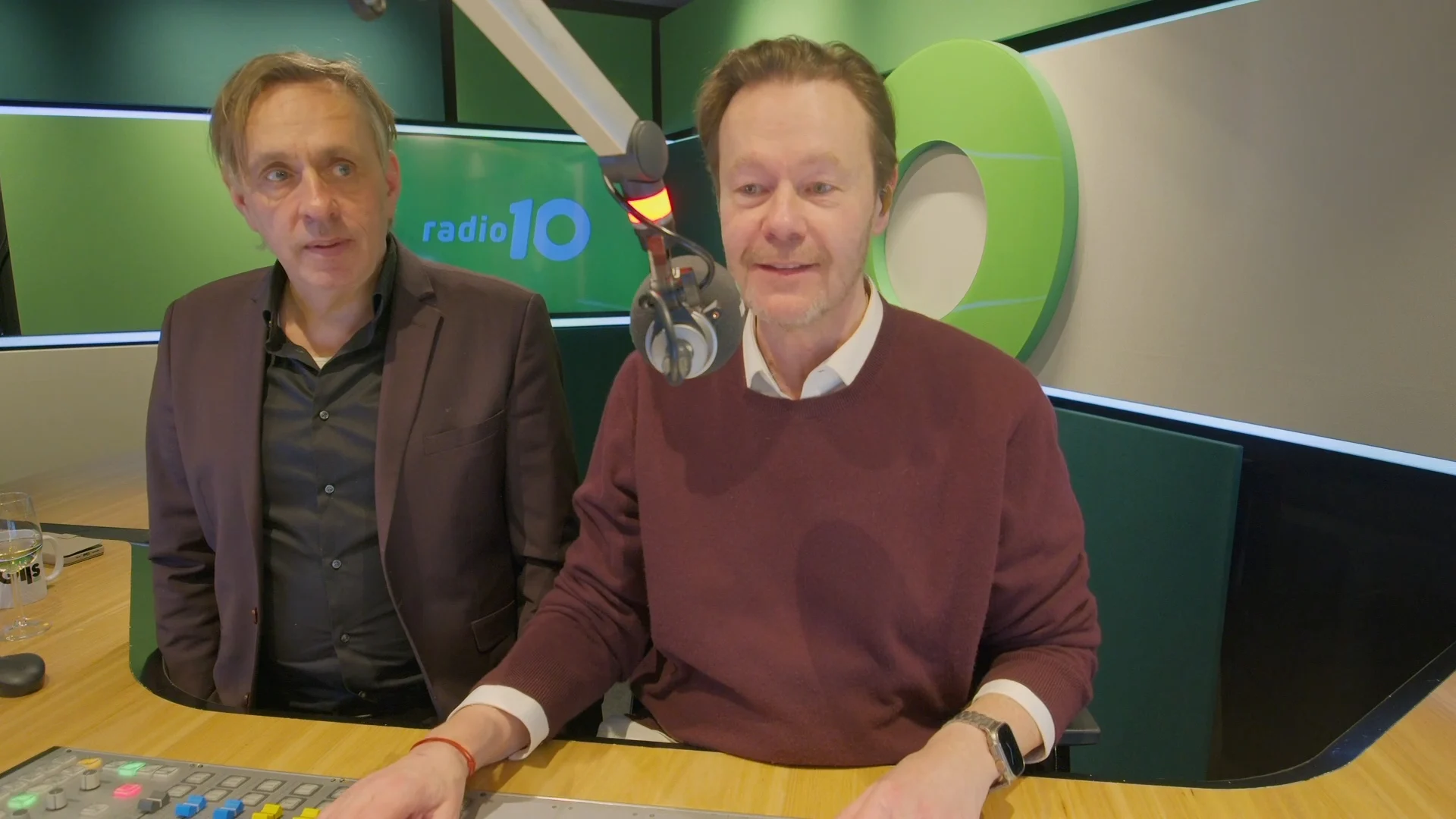 Marcel van Roosmalen onder de indruk van alle knopjes bij Gijs