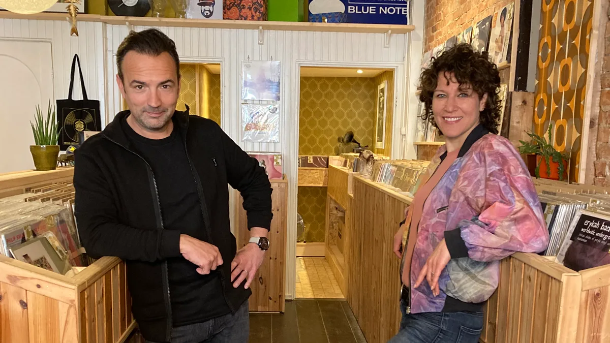 Zien! Gerard en Evelien doen hilarische challenge in platenzaak