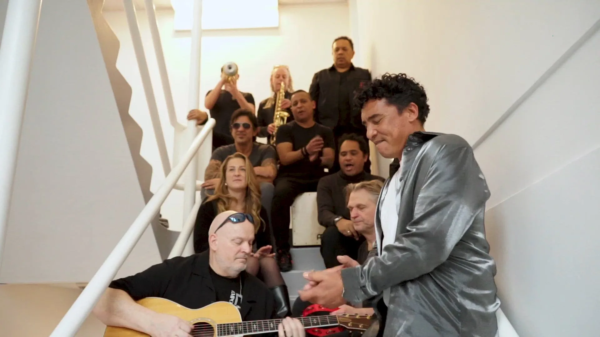 Een akoestische versie van de hit Brick House door The Richie Experience