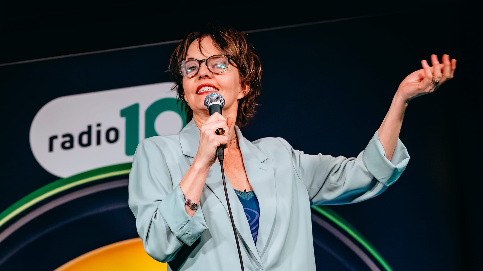 Sanne Wallis de Vries bekommert zich om net bevallen vrouw in publiek