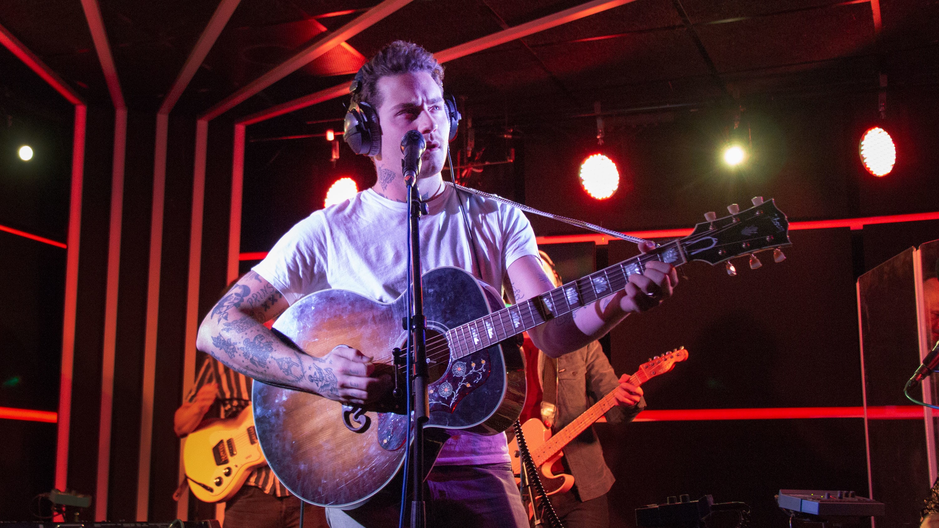 Douwe Bob schittert live bij Gerard Ekdom