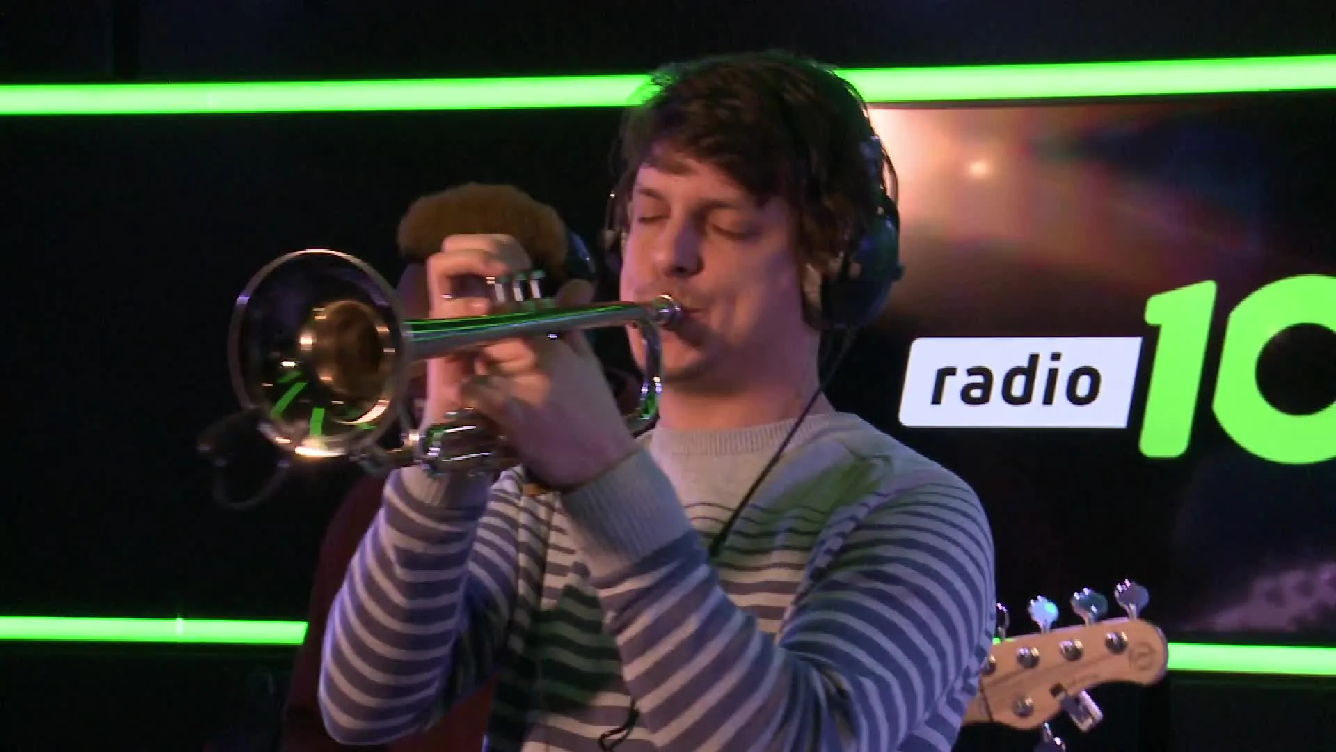 Nona speelt 'Liar' live op de bühne bij Ekdom in de Morgen