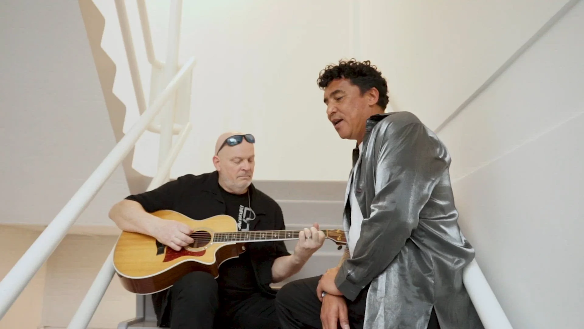 The Richie Experience speelt een akoestische versie van Hello