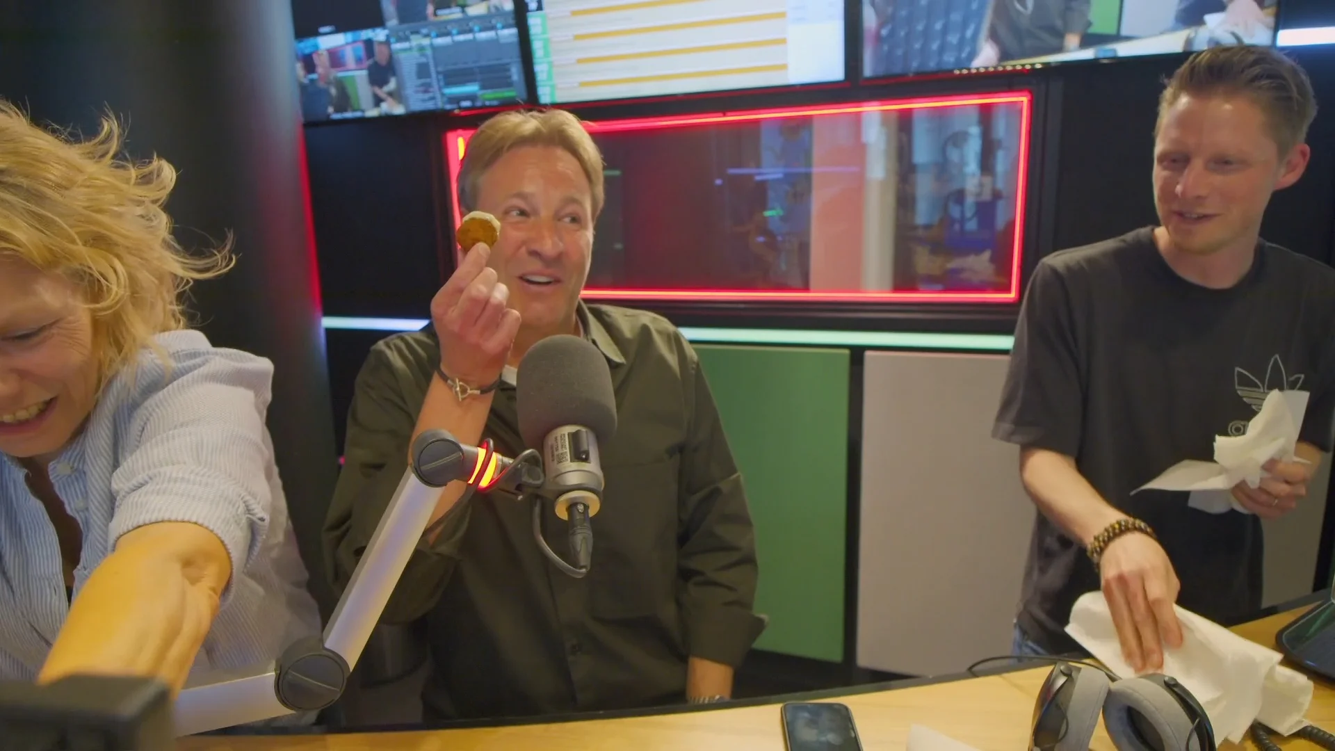 Viktor Brand gooit zijn drankje even over het mengpaneel