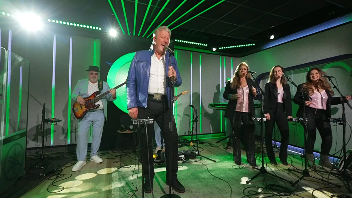 Een bomvolle studio met tribute band Mr. Jones & Just In Case in De Radio 10 Ochtendshow!