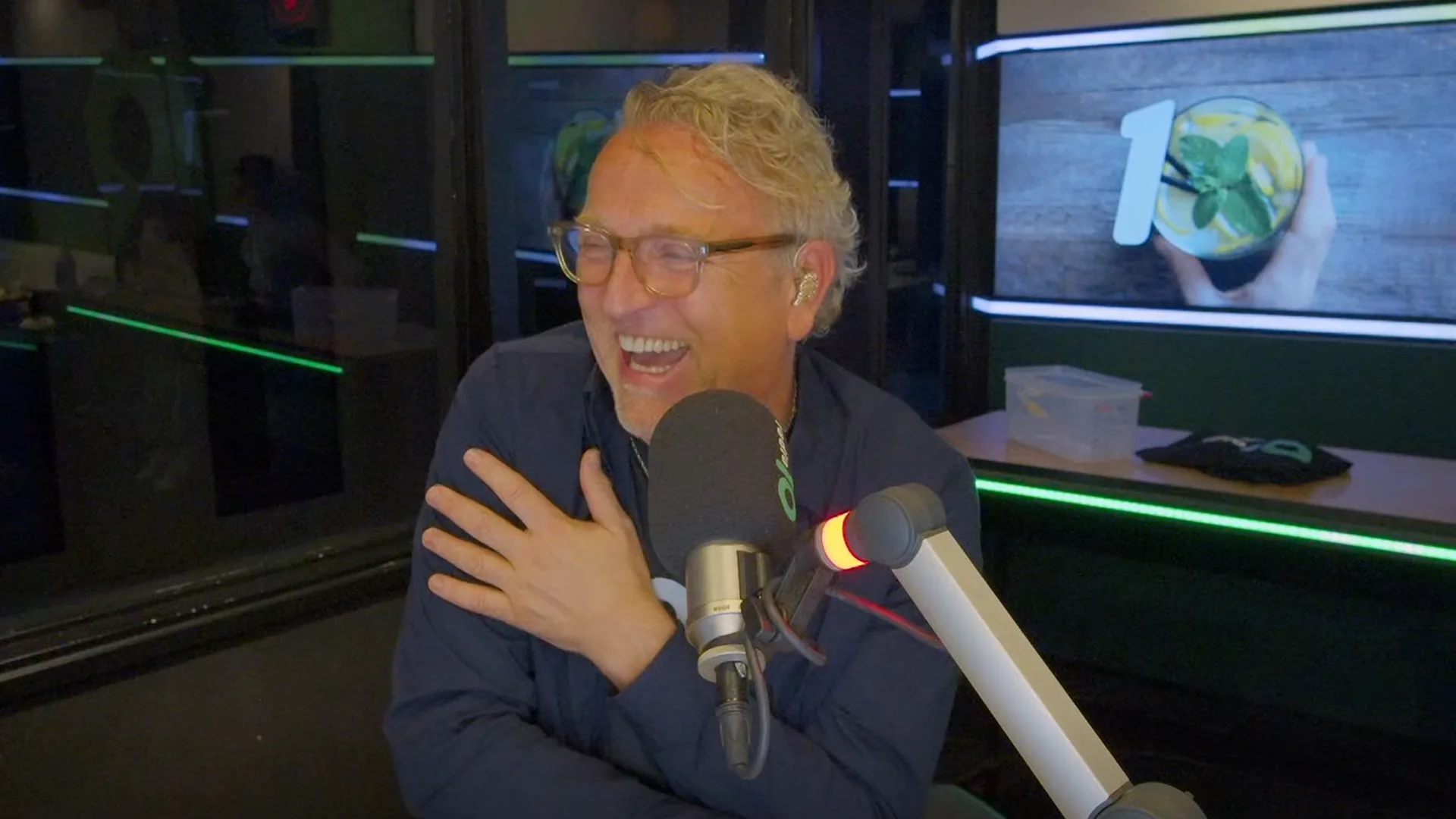 Jojanneke heeft behoefte aan een rustige vrijpartij, maar haar man niet...