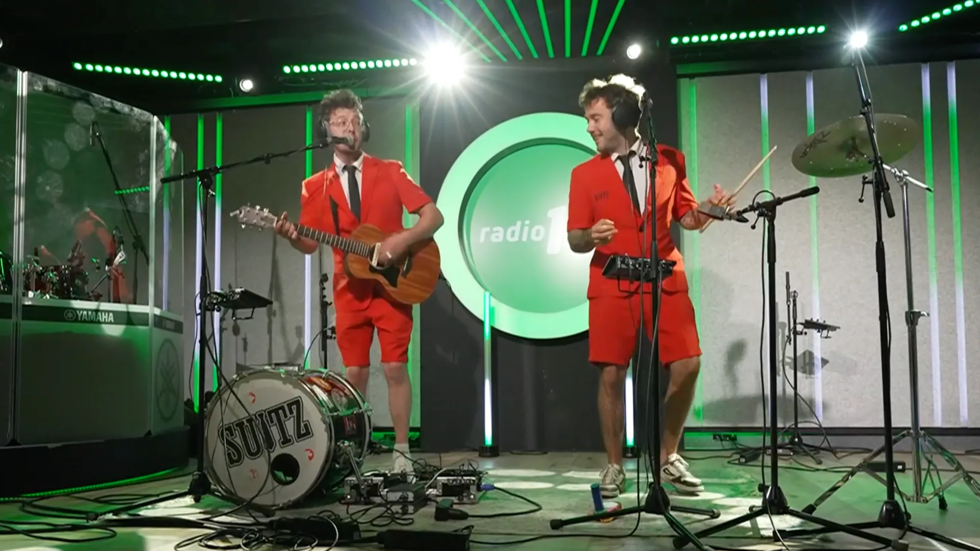 Akoestische versie van Brommers Kieken live bij Laat Verkerk!