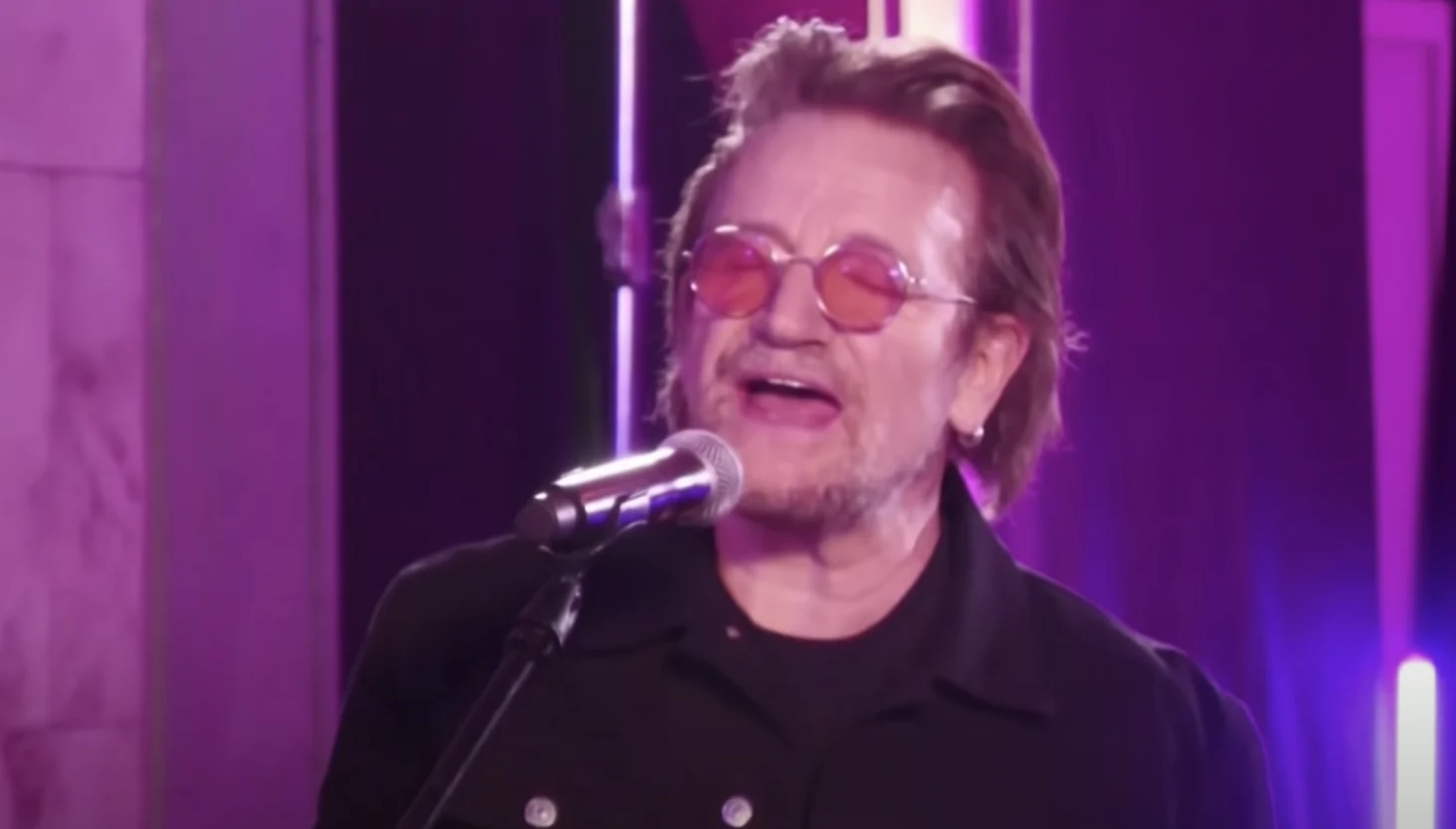 ZIEN: Bono geeft verrassingsoptreden voor vrijheid in metrostation Kiev