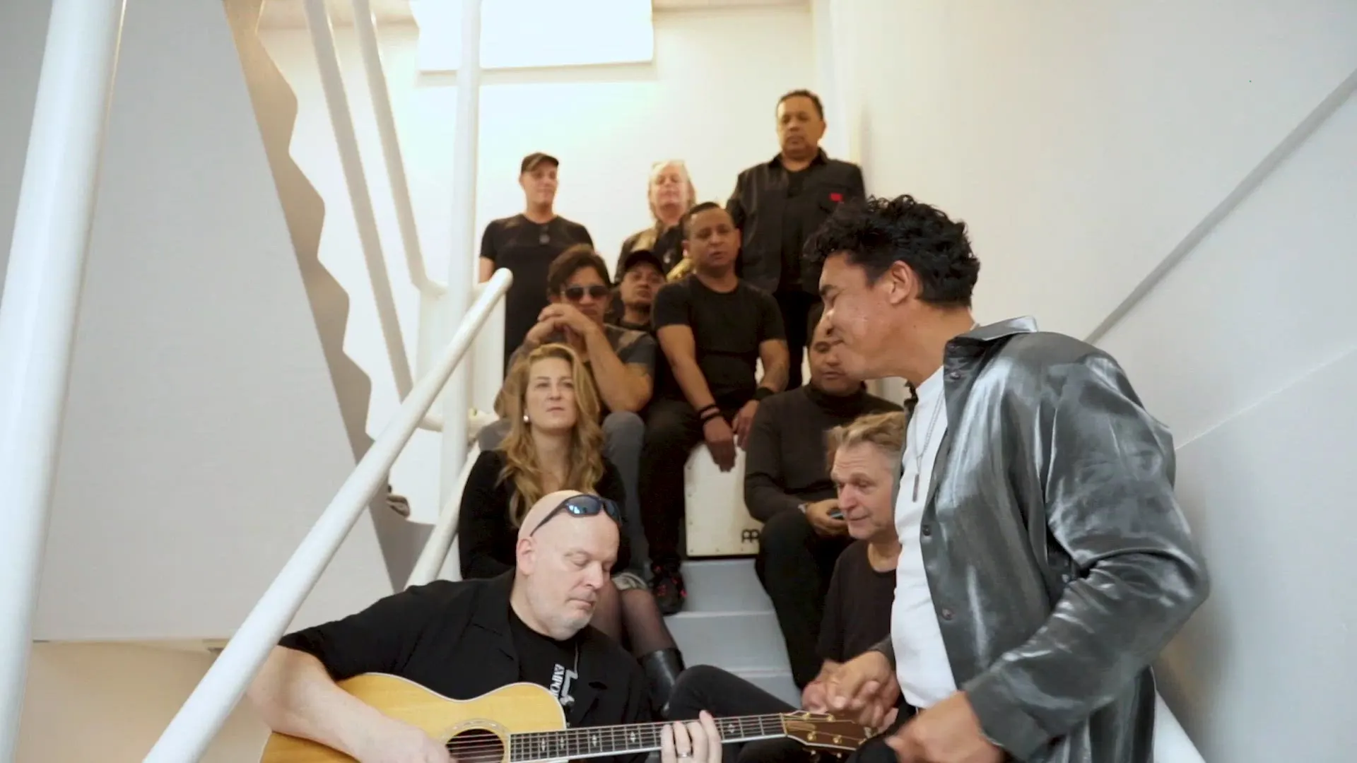 The Richie Experience speelt My Destiny akoestisch in ons trappenhuis