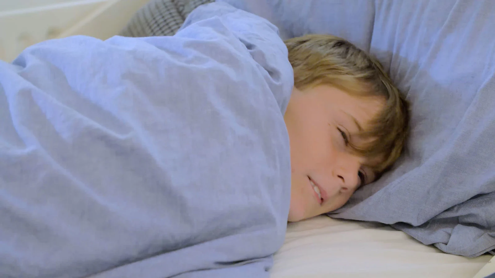 Zoontje Lewis wordt wakker gemaakt door dj-vader