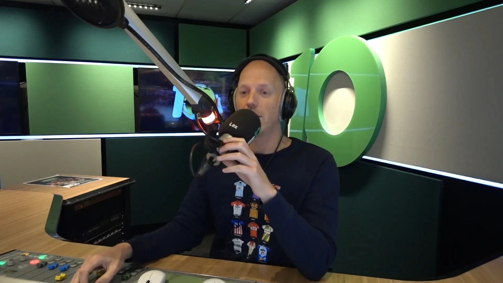 Van Dik Hout hint op comeback met De Poema's