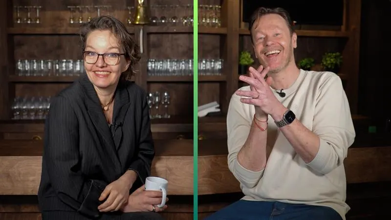 'Babbelaar' Gijs Staverman krijgt cursus comedy van Sanne Wallis de Vries!