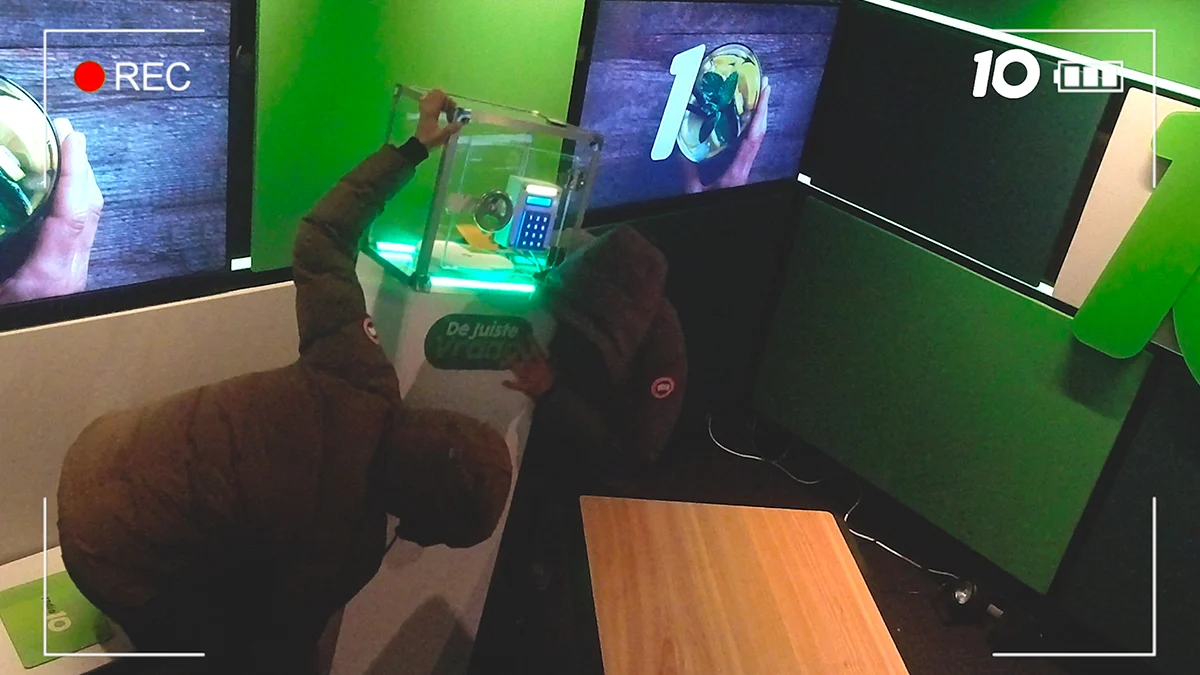 De bewakingscamera liegt niet: de dj’s doen er alles aan om achter De Juiste Vraag te komen!