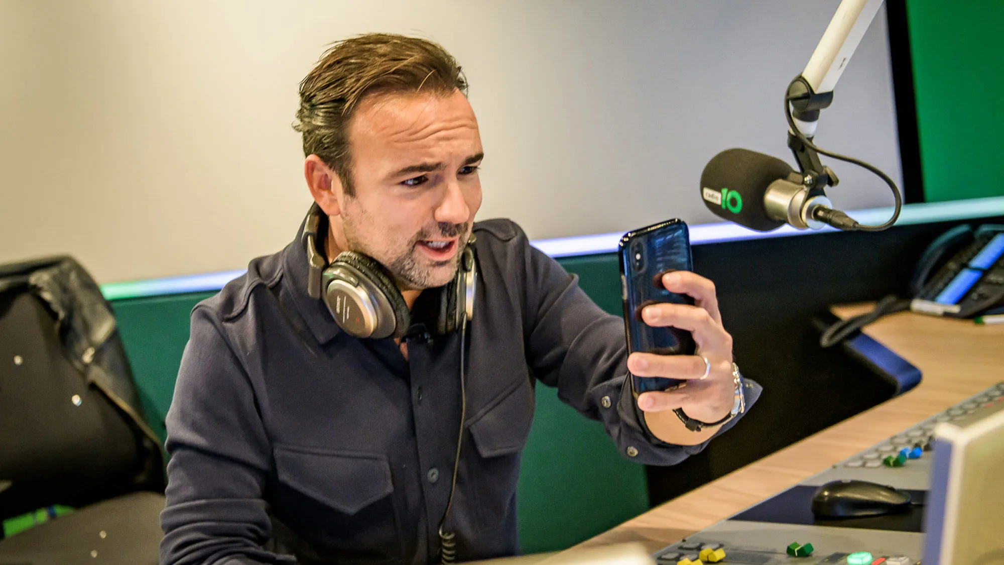 30+ vrouwen checken telefoon 200 keer per dag