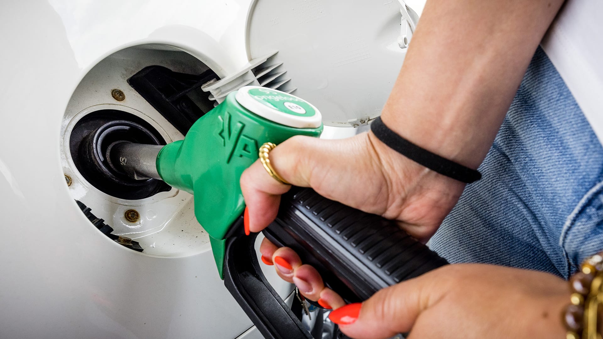 Waarom is tanken in het buitenland goedkoper?