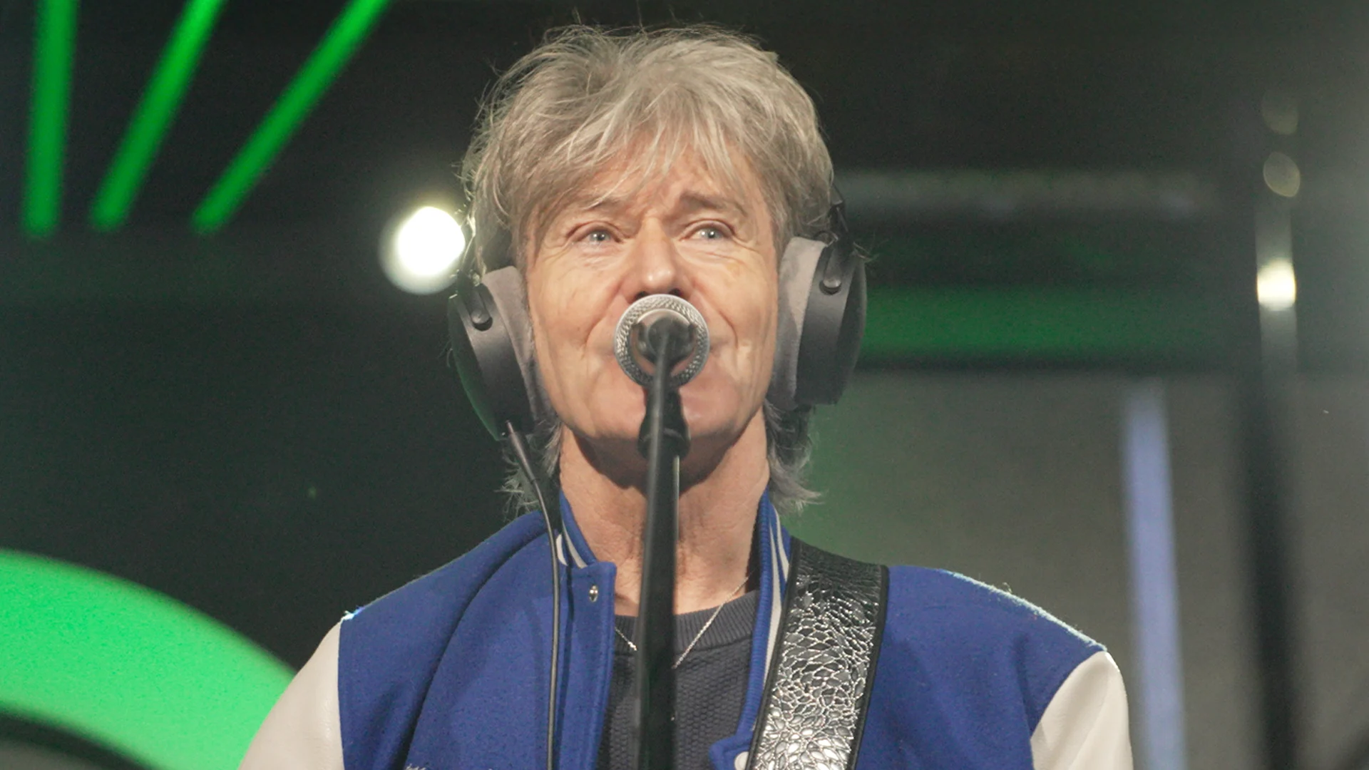 Erik Mesie viert 80's met Toontje Lager-hits Stiekem Gedanst en Zoveel Te Doen