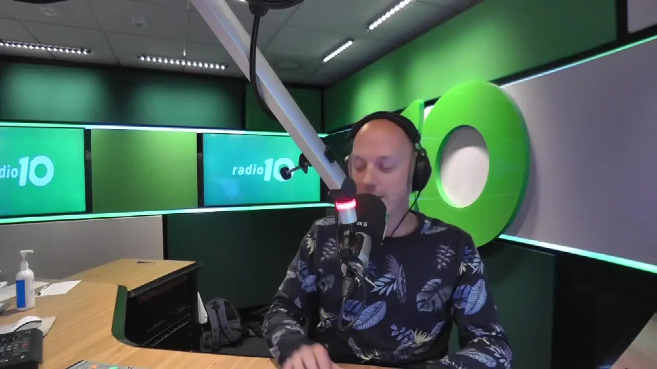 Vrouw geeft borstvoeding aan vriend HOE DAN?!