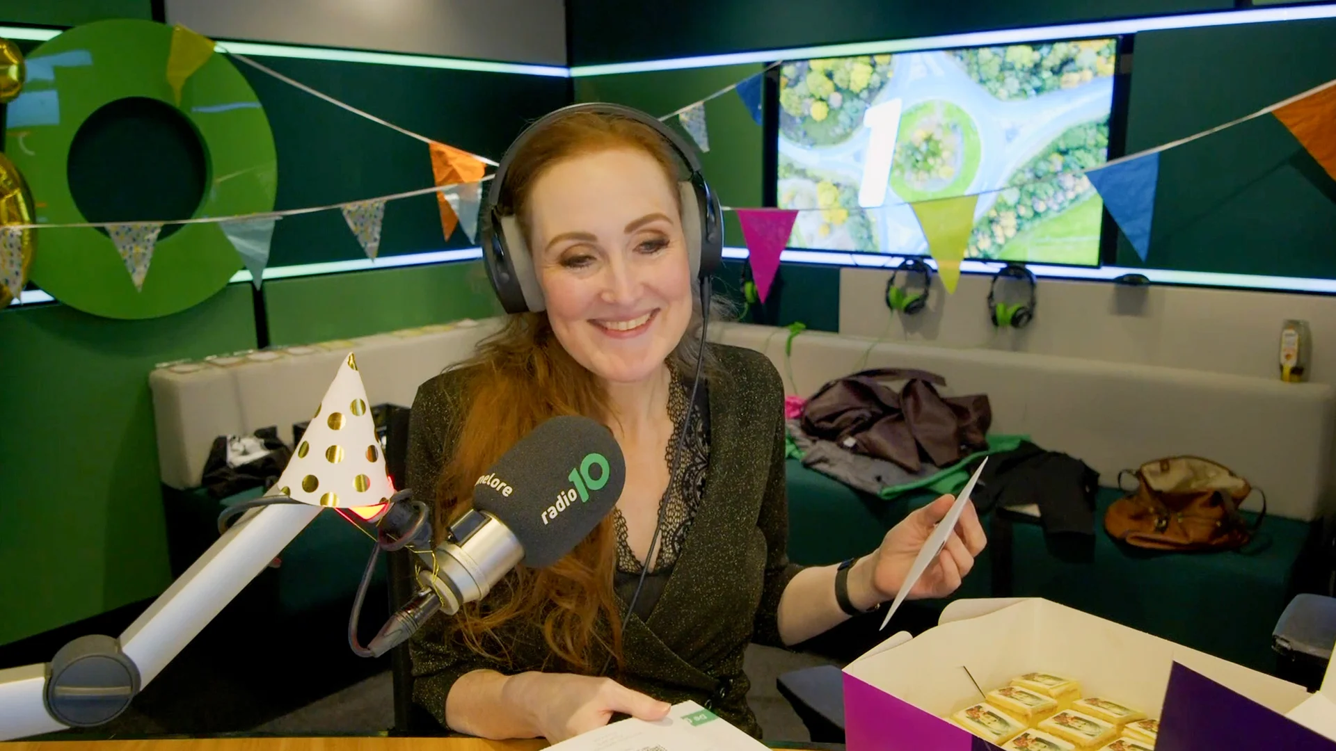 Gordon & Froukje hebben een mooie verrassing voor de jarige Hannelore