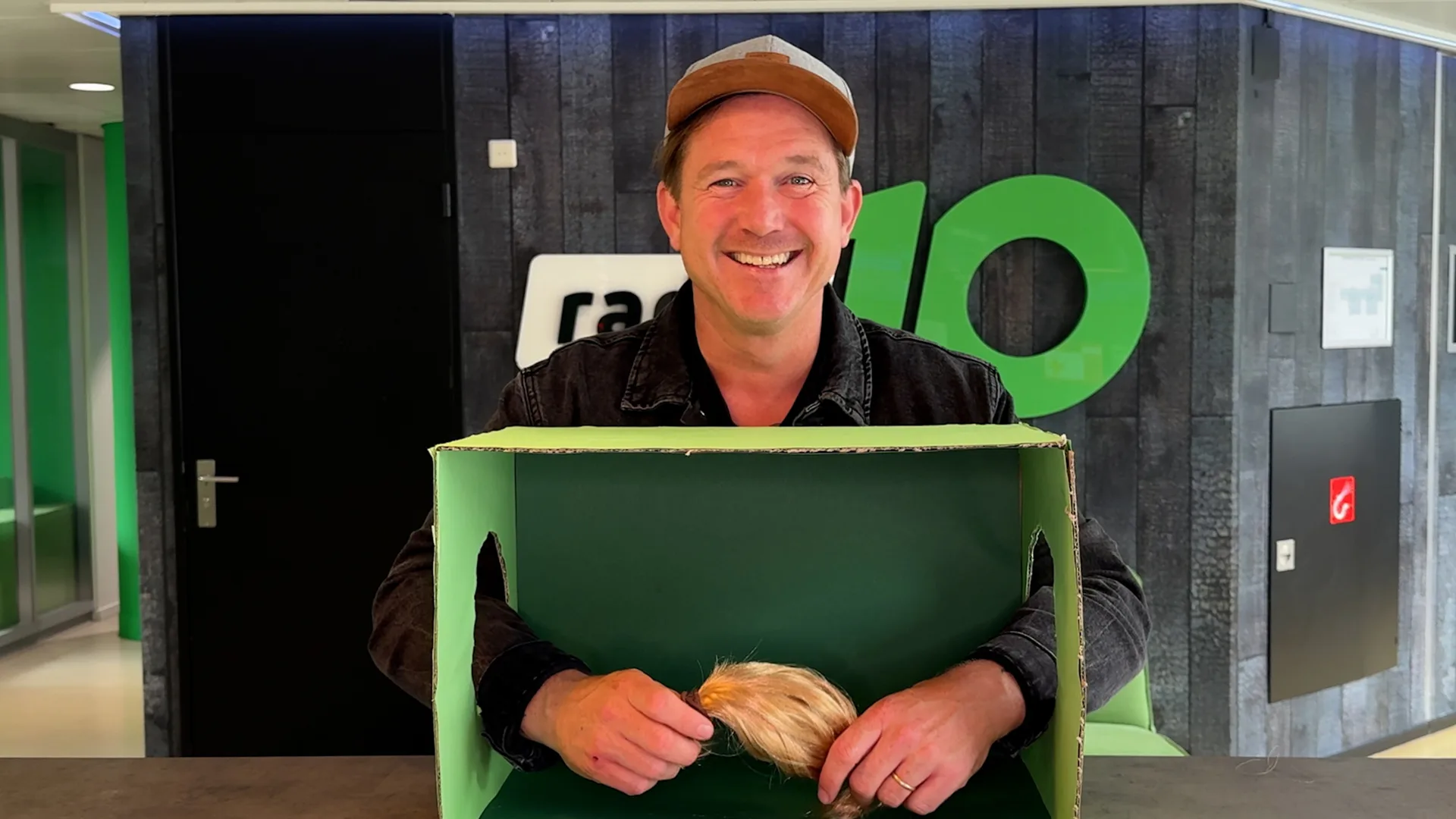 Welk iconisch voorwerp uit de 90's zit er in de doos?