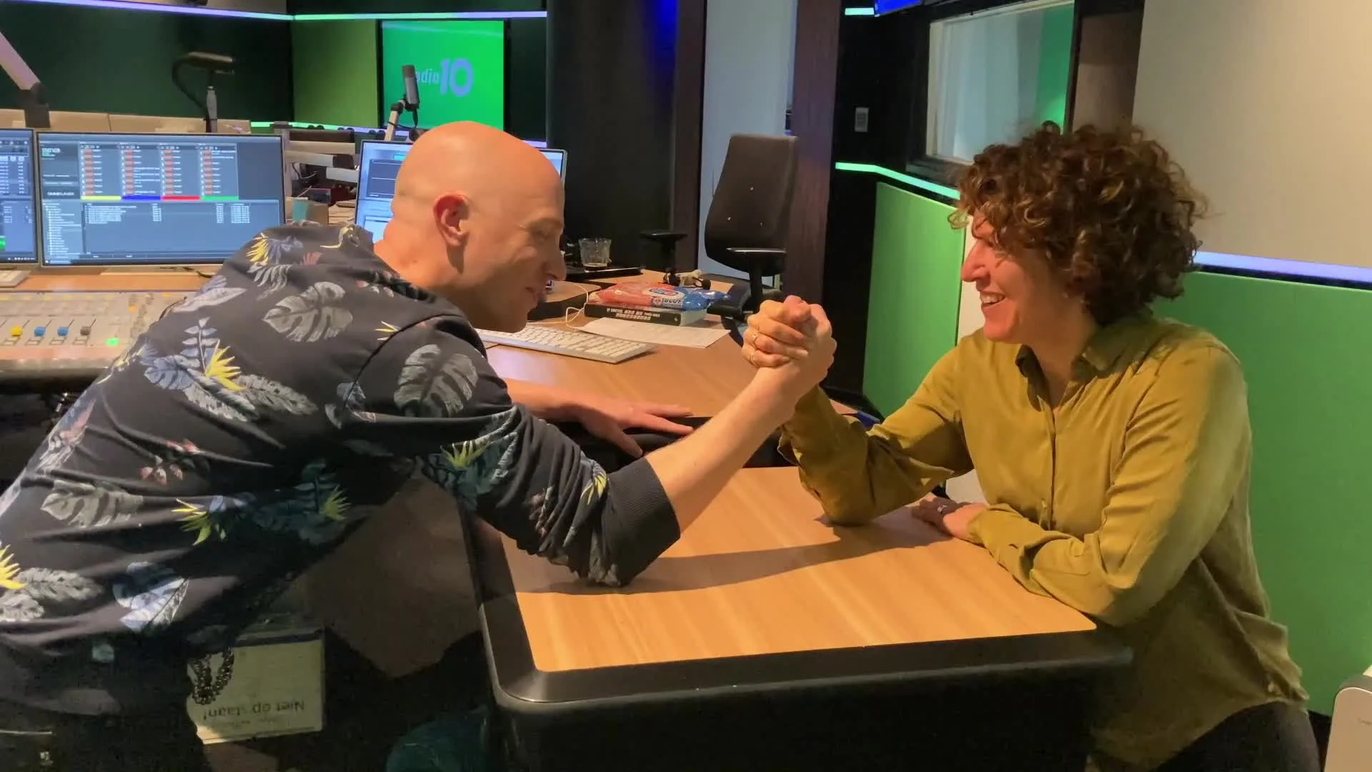 Lex en Evelien belden met de NK armworstelen en wagen zelf een poging