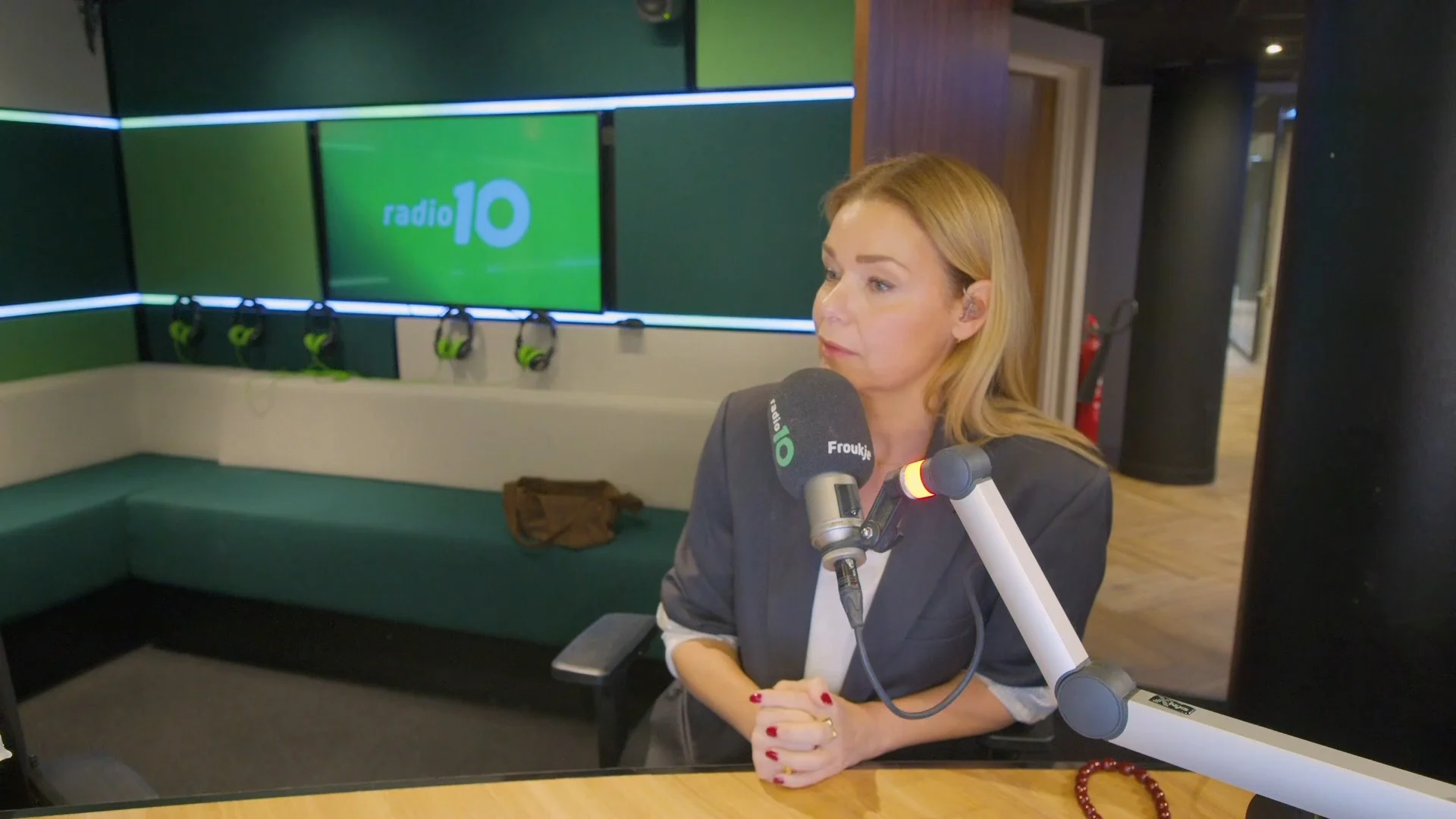 Froukje de Both over hoe jonge modellen op feestjes als die van Jeffrey Epstein terechtkomen.