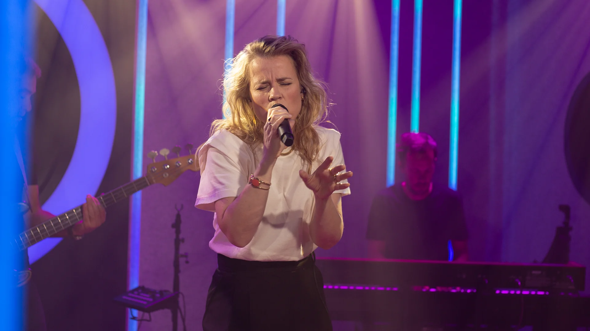 Ilse DeLange primeurt haar nieuwe single en speelt gelijk live!