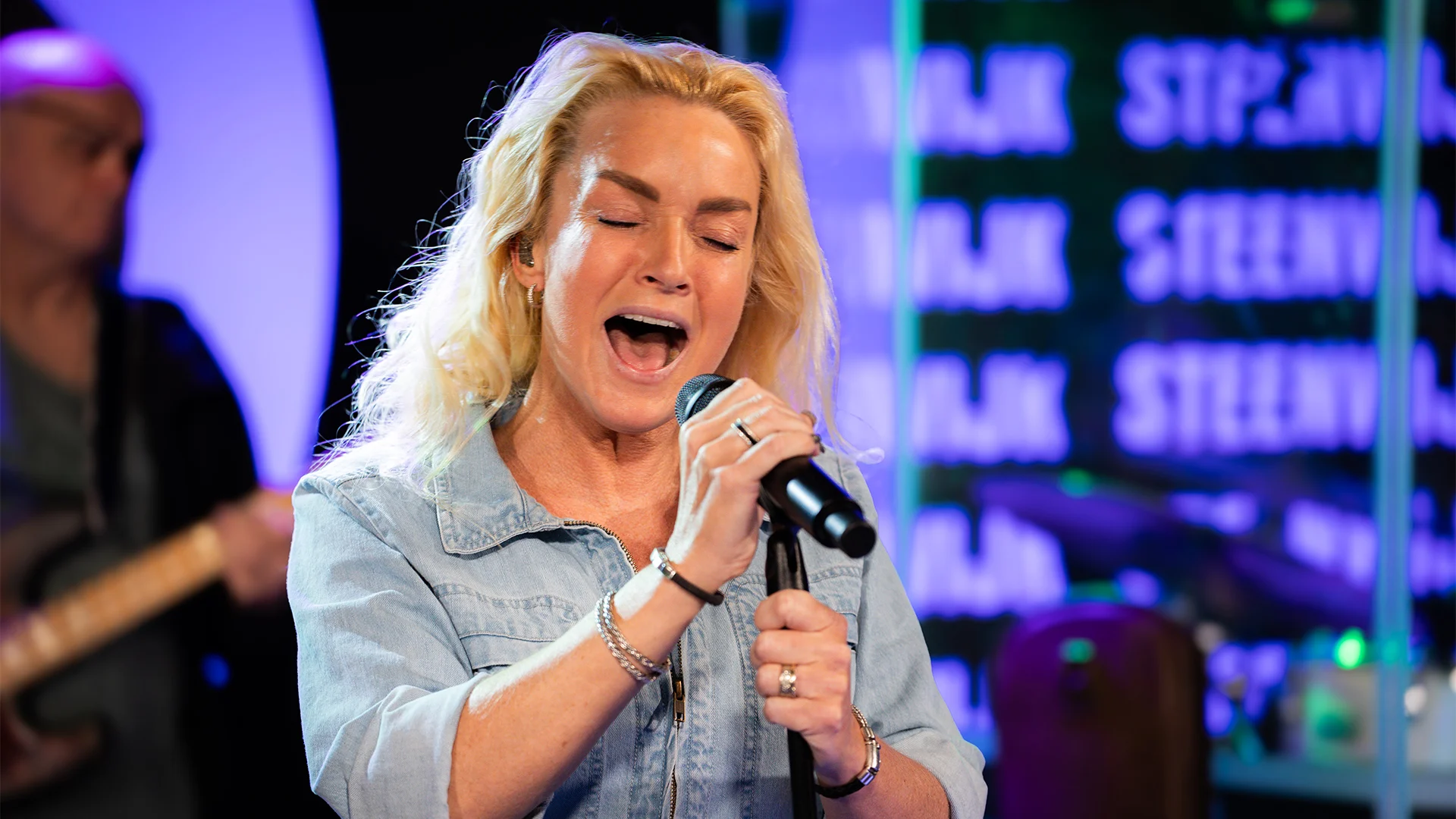 Samantha Steenwijk - Man! I Feel Like a Woman! bij Evers & co.