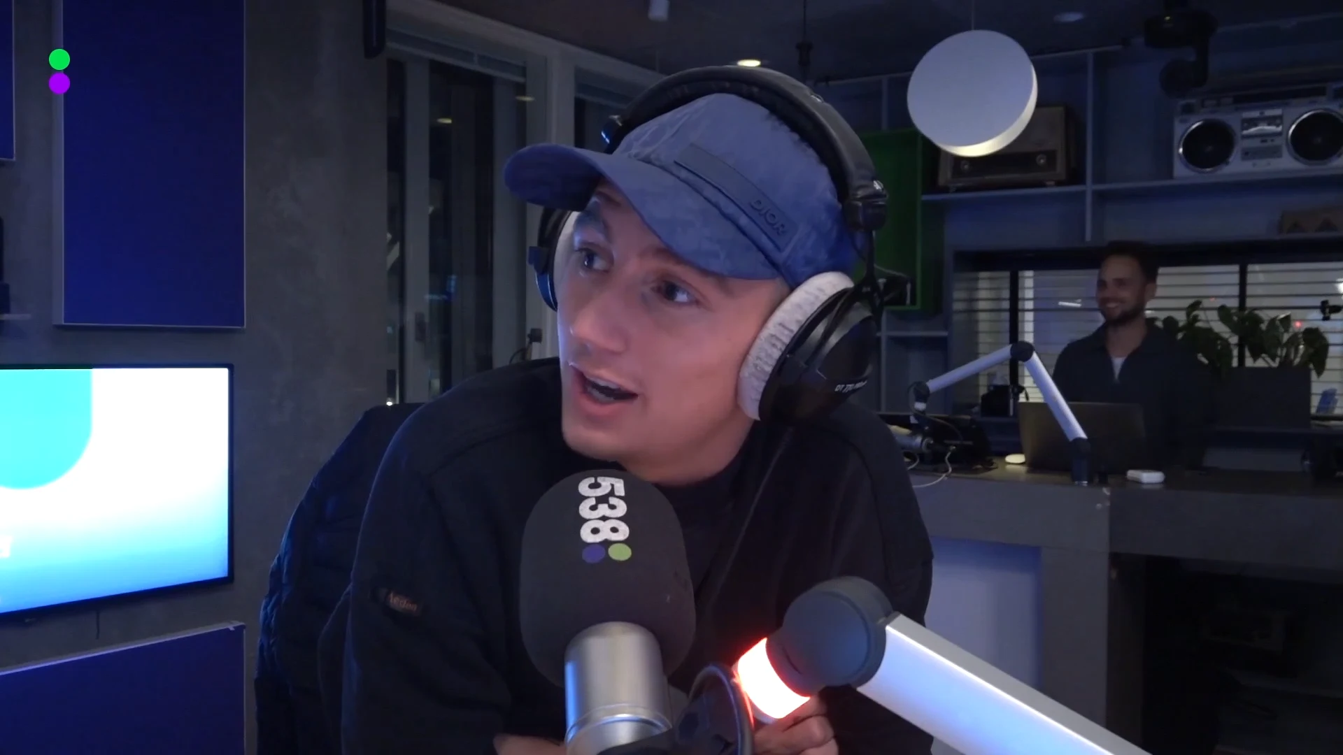 Mart Hoogkamer verrast schoonmaakster van Frank!