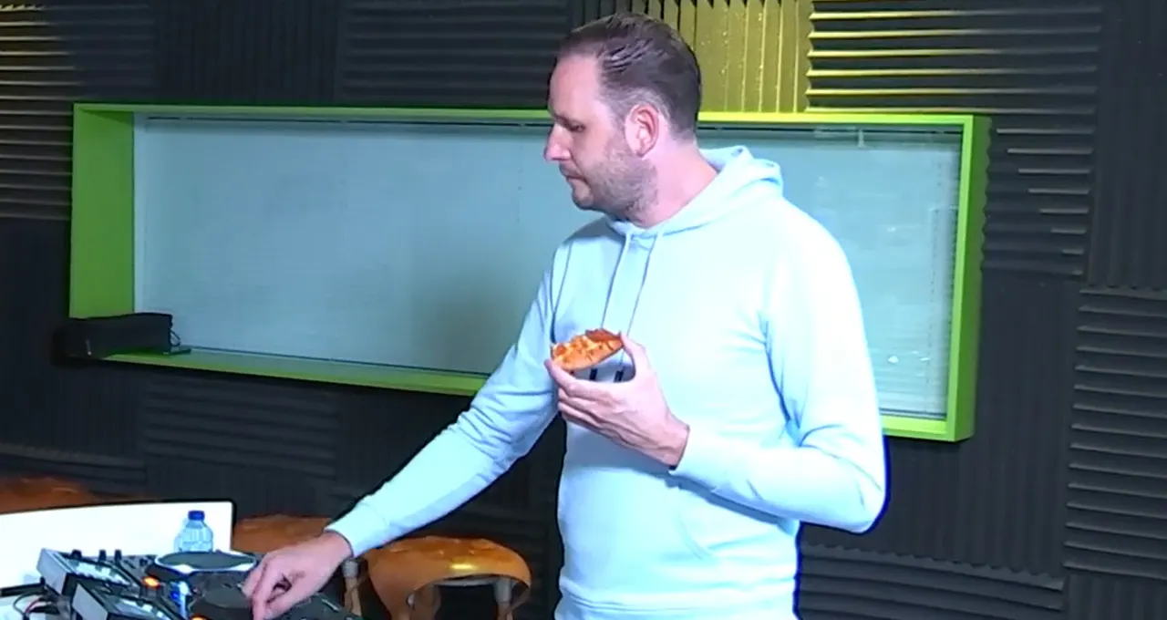 Met een pizzapunt in de hand, een heerlijke Die Verrückte Mix!