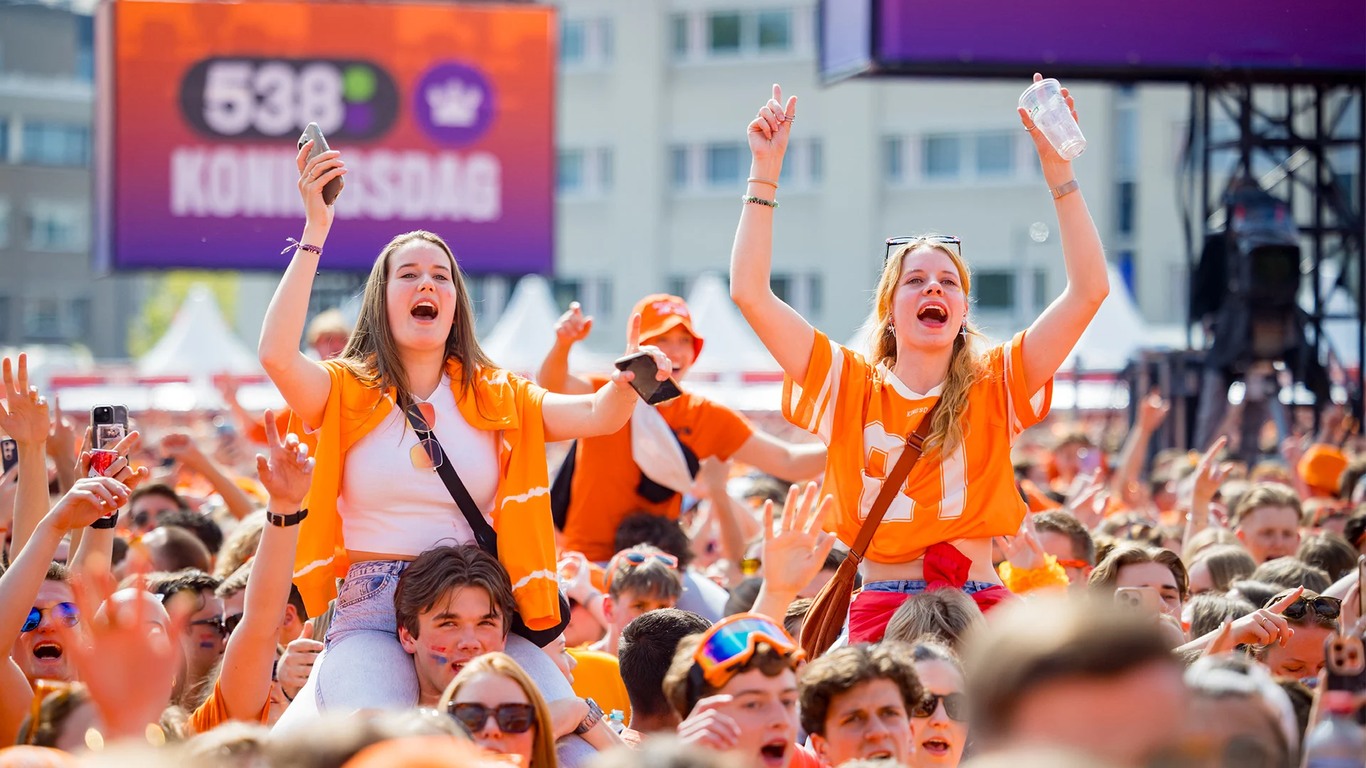 Kippenvelmoment! Rondé zingt Hard to Say Goodbye op 538 Koningsdag