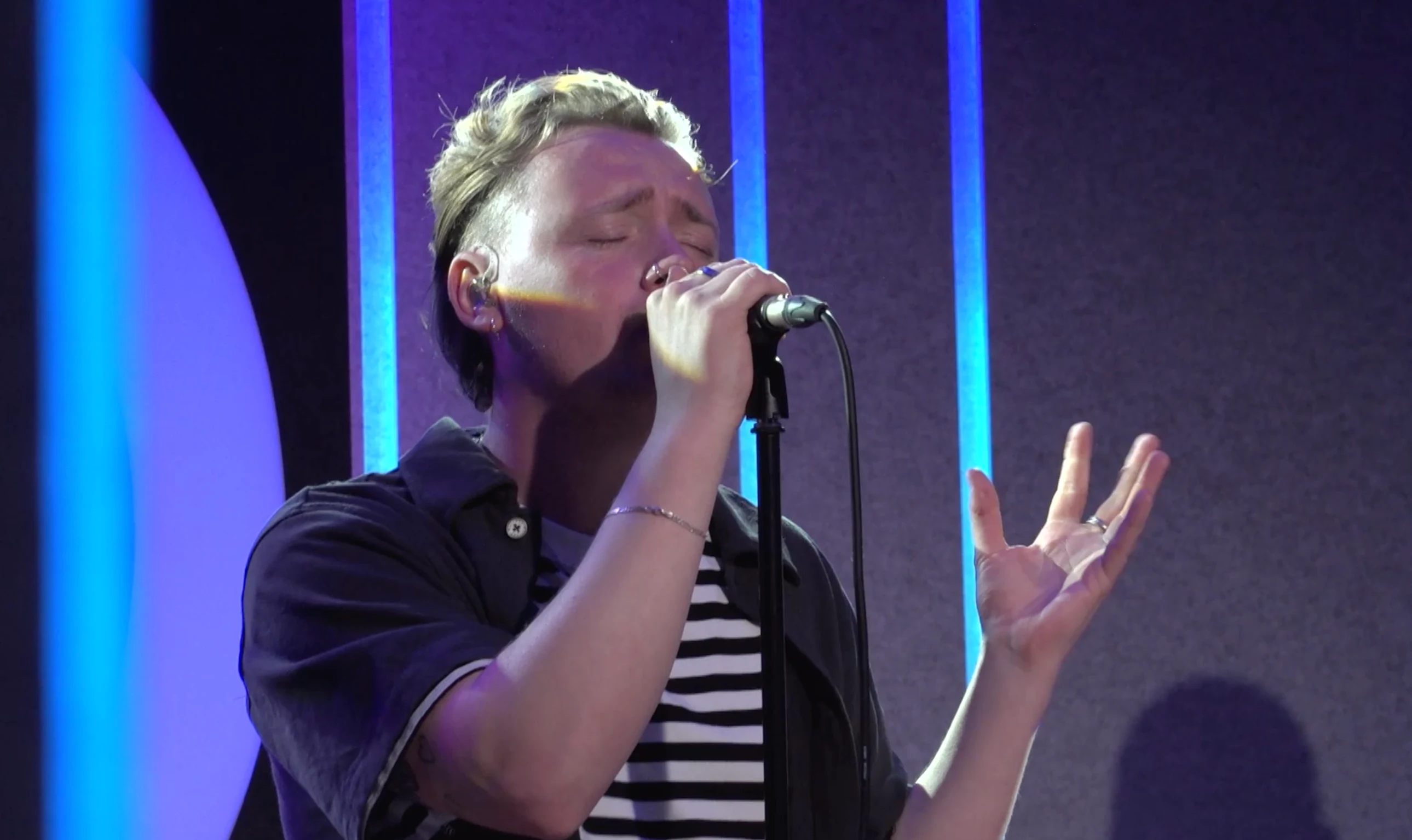 Zo heb je Flowers van Miley Cyrus nog niet eerder gehoord!