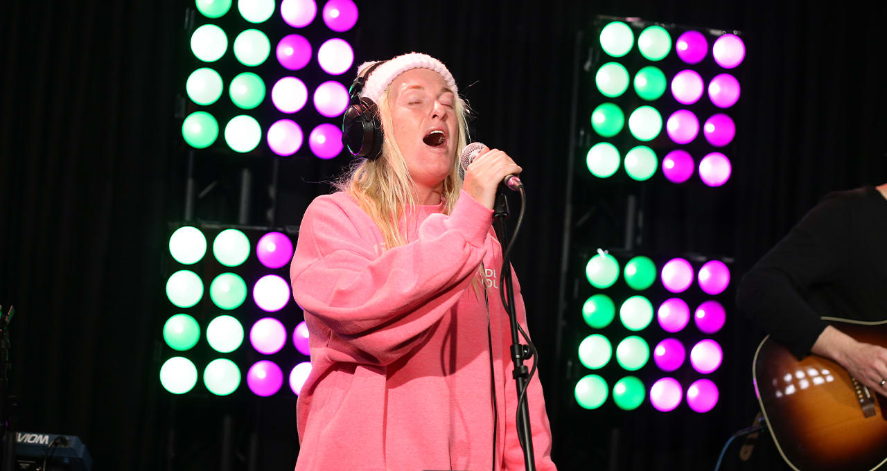 Miss Montreal maakt indruk met live-versie van Hier!