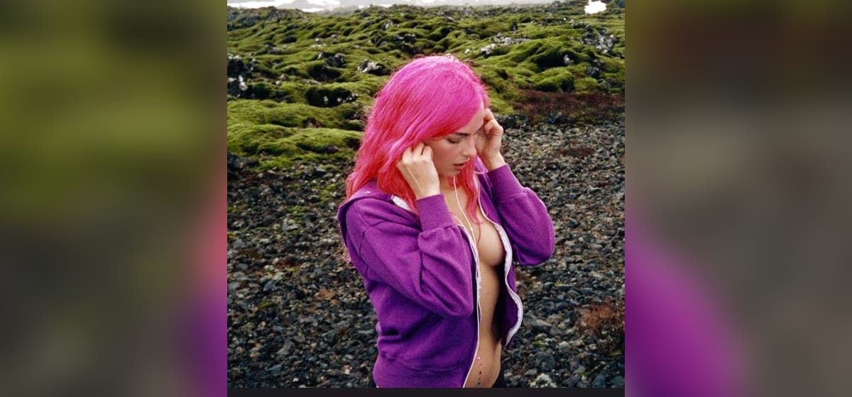 GEKRAAKT: Addison Rae - Headphones On